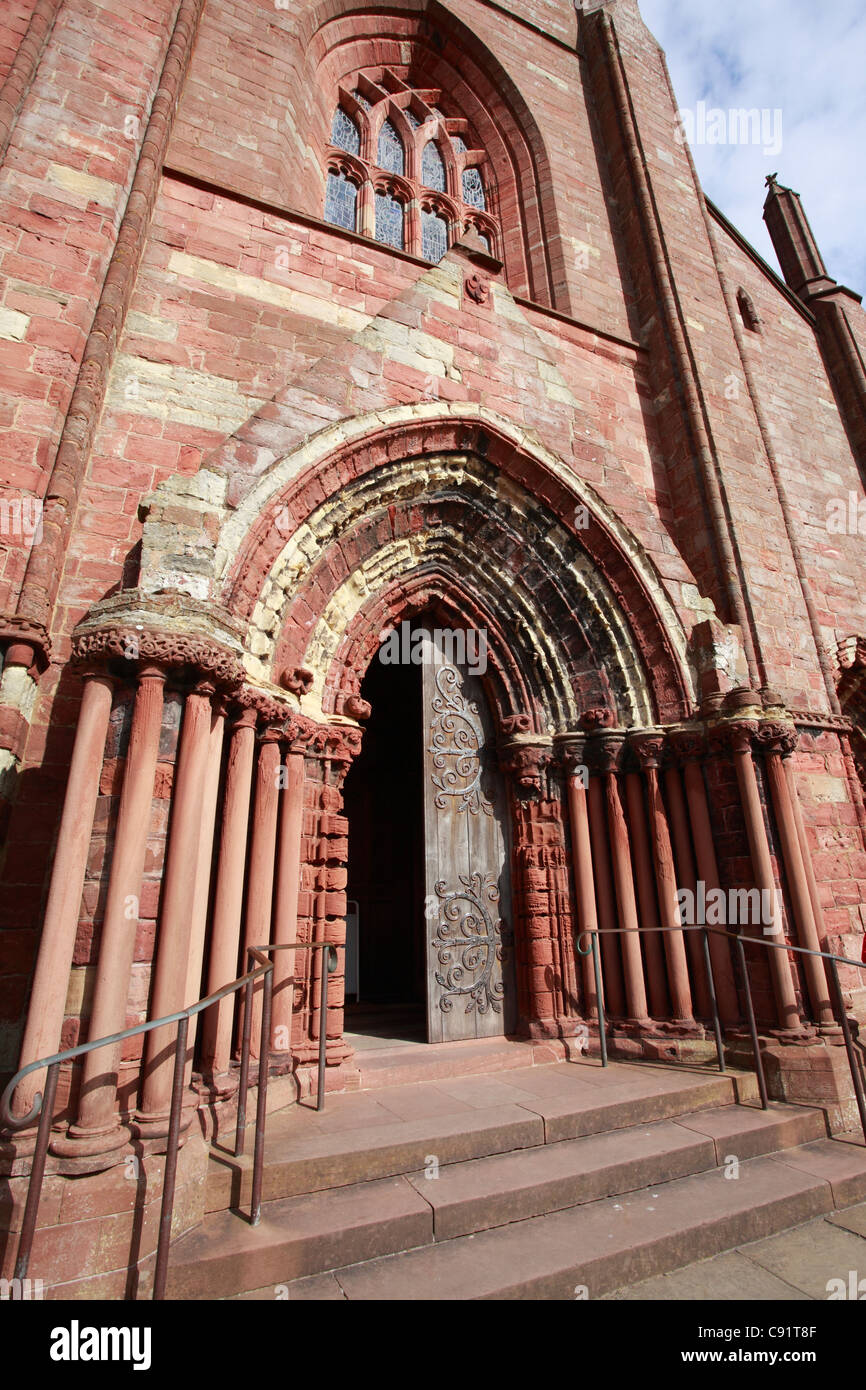 Die St. Magnus Cathedral ist das Hauptaugenmerk auf die Skyline von Kirkwall, die wichtigste Stadt von Orkney, Schottland. Stockfoto