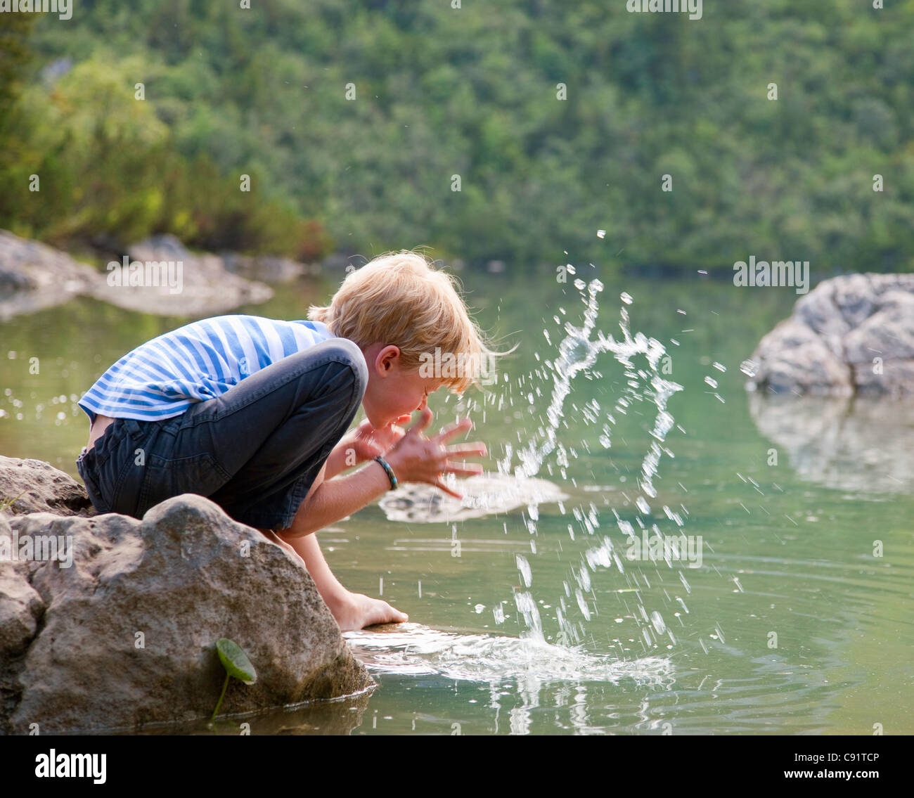 Waschen Sie sein Gesicht noch See junge Stockfoto