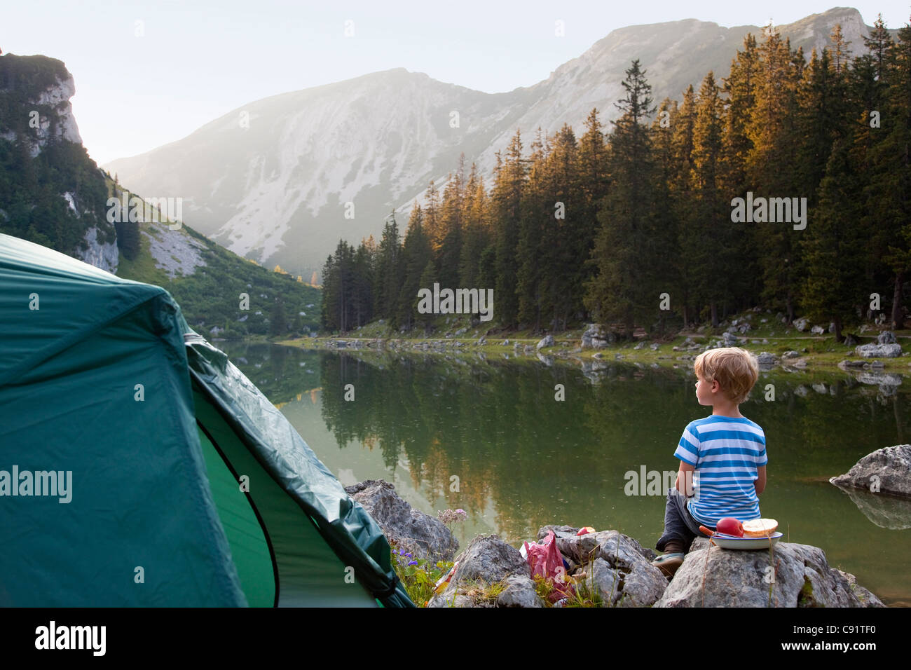 Junge entspannend auf Campingplatz Stockfoto