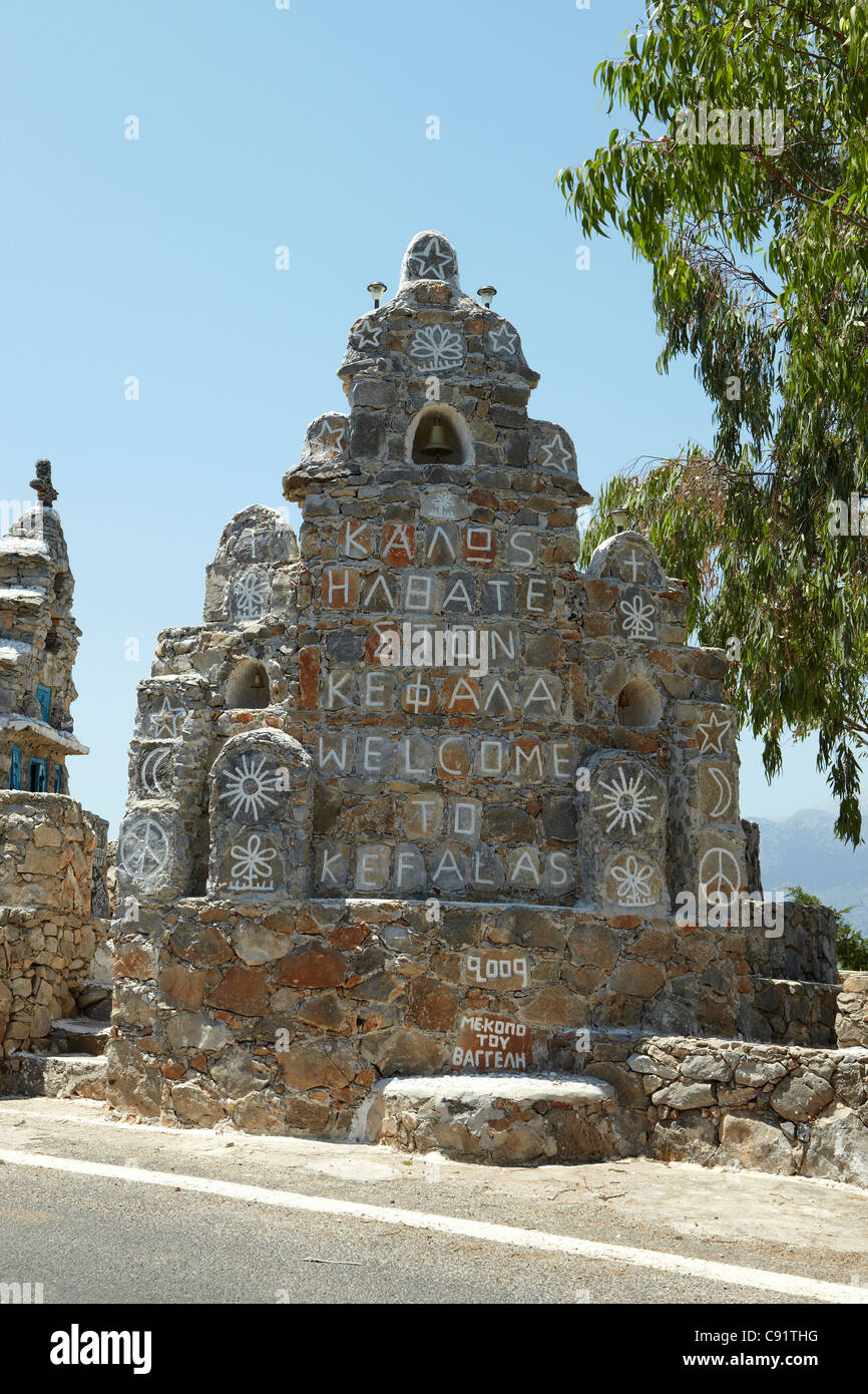 Es gibt am Straßenrand Denkmäler und Schreine auf Landstraßen auf Kreta. Stockfoto