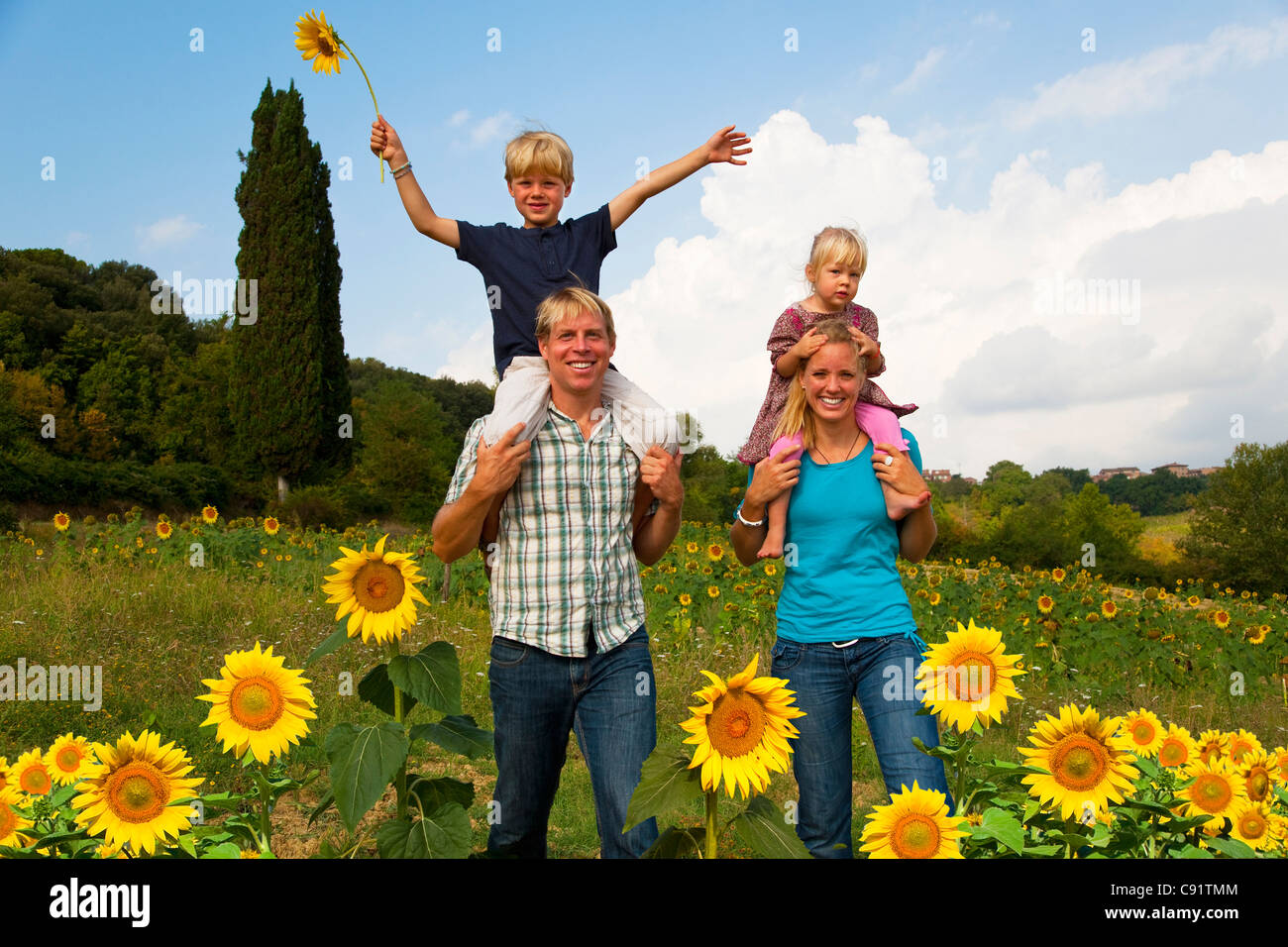 Familie Wandern in Blumenfeld Stockfoto