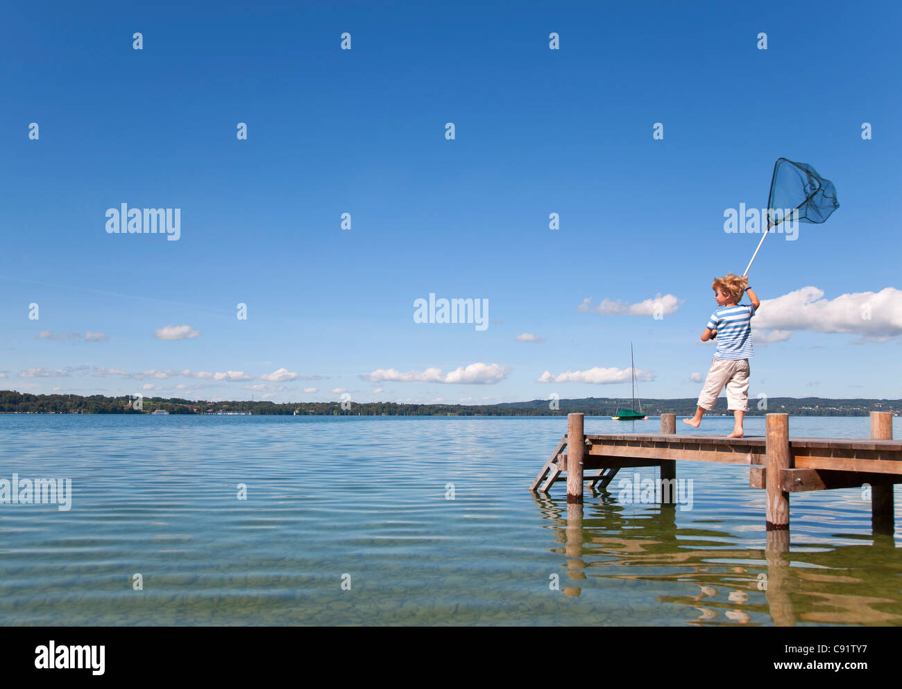 Junge mit Netz im See angeln Stockfoto