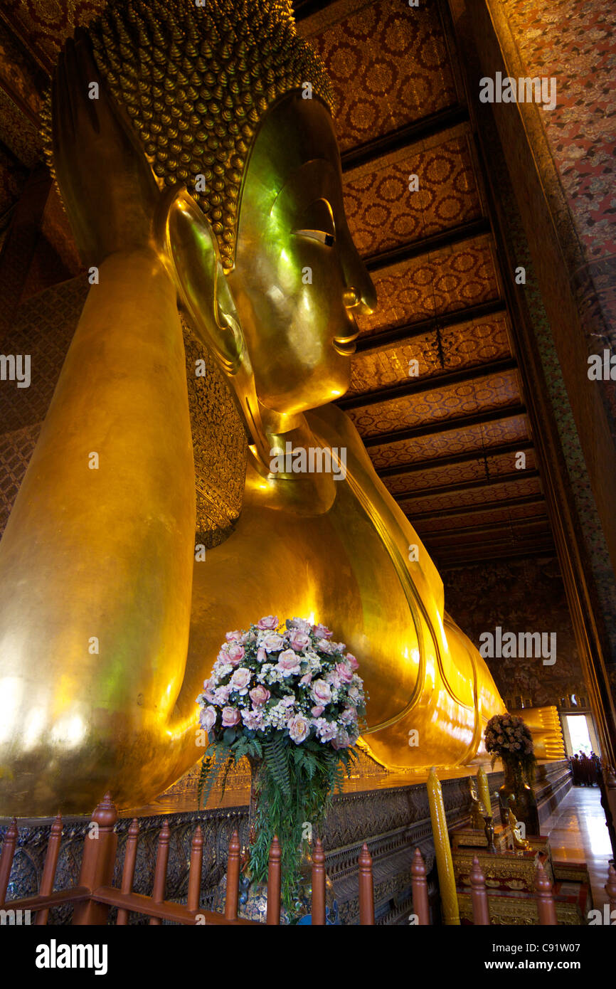 Golden vergoldete Kopf des liegenden Buddha und einen Blick über seinen Körper - 46 Meter lang und 15 Meter hoch im Wat Pho Tempel Stockfoto