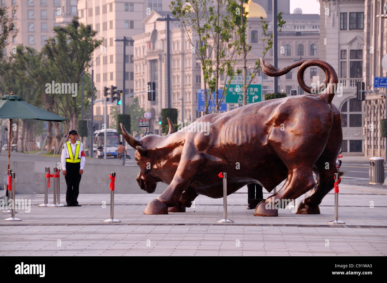 2010 Eine Replik Der Statue Des Beruhmten New Yorker Wall Street Bull Bull Laden Vorderseite Des Neu Gebauten Finanzielle Platzierte Stockfotografie Alamy