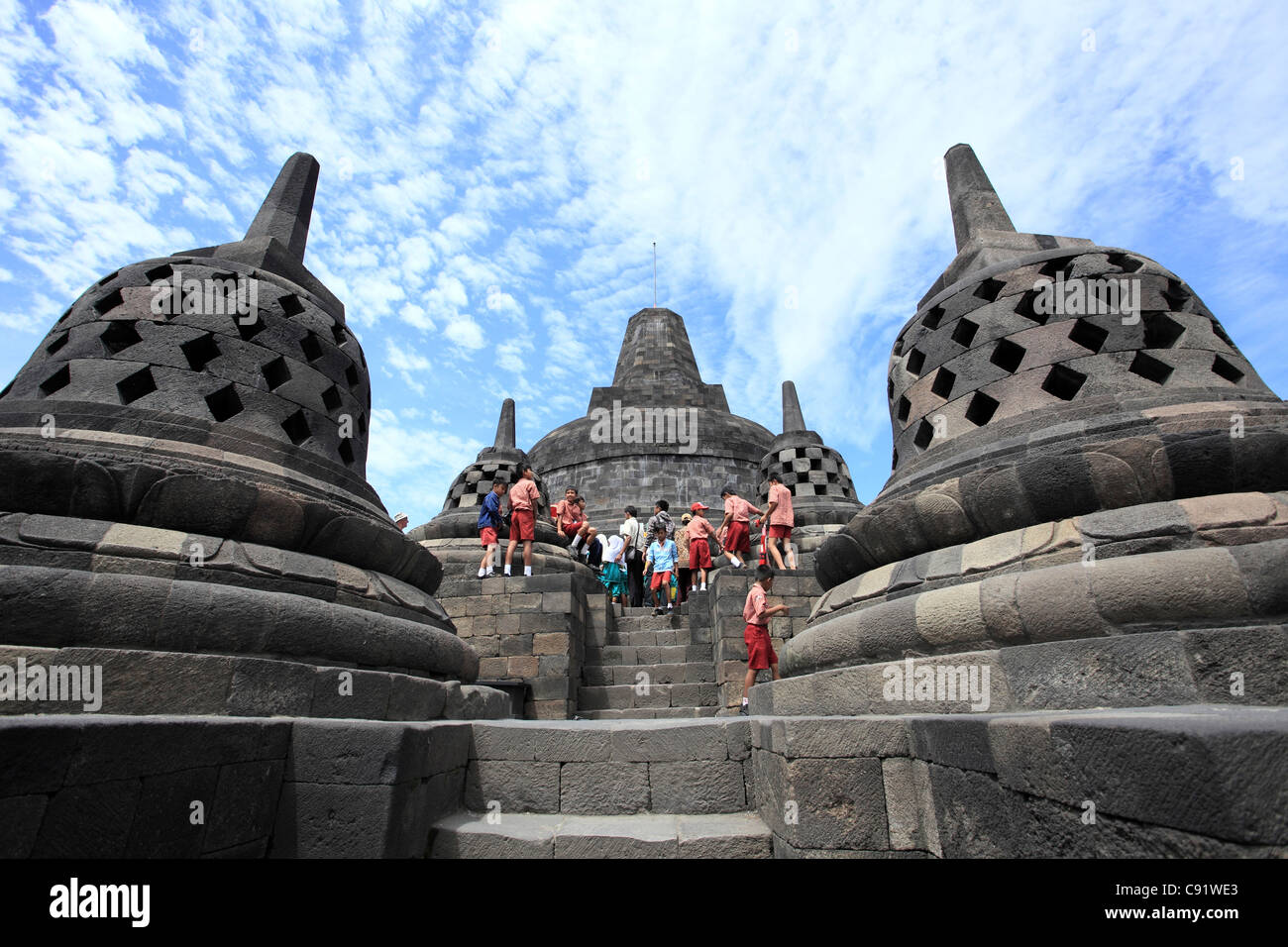 Borobudur ist ein 9. Jahrhundert Mahayana buddhistische Monument in Zentral-Java.  Das Denkmal ist ein Hügel-Plattform, gekrönt von drei Stockfoto