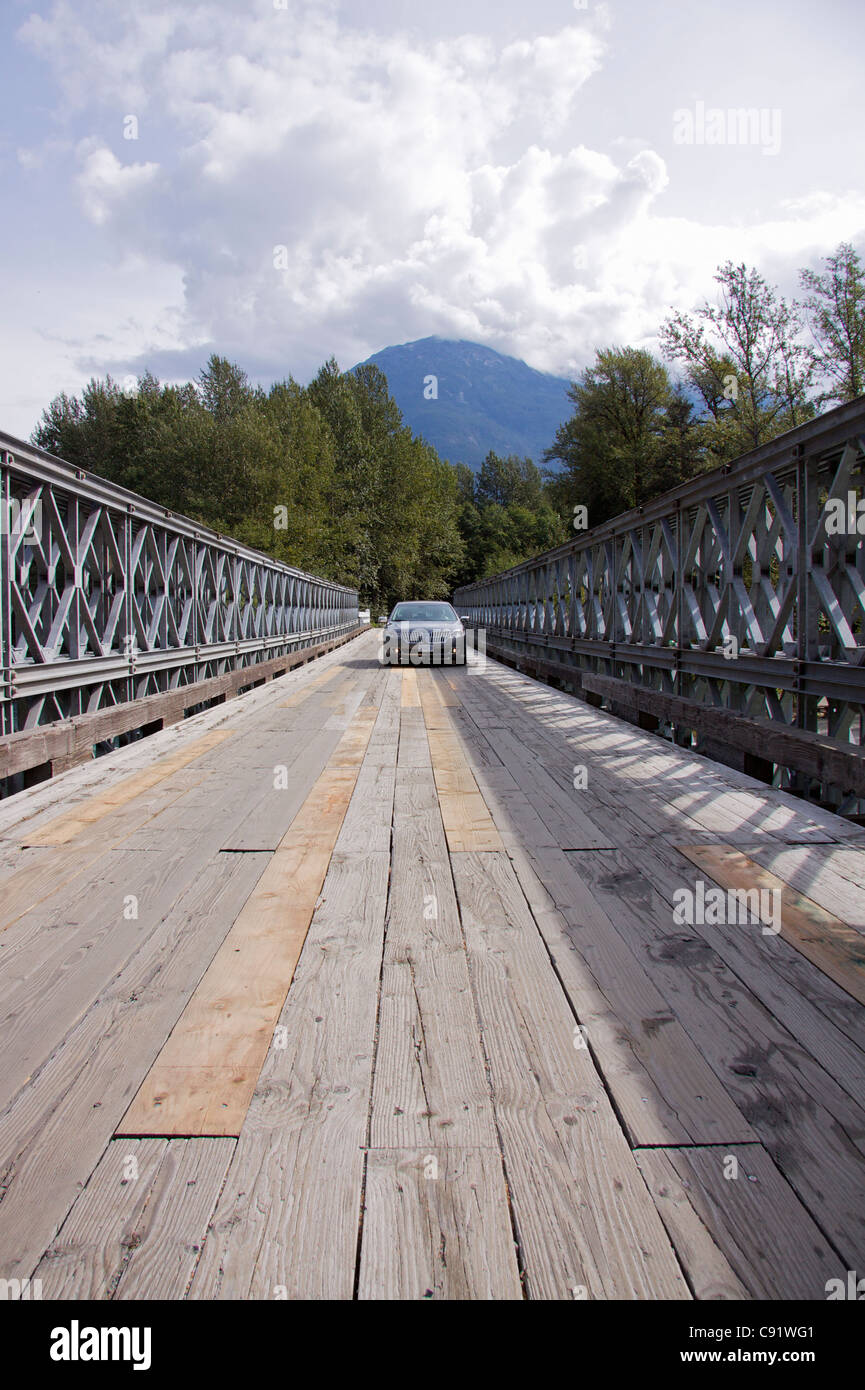 Bella Coola River erreicht das Meer an der Mündung und gibt es eine stillgelegte Wharf und Pier am Ufer. Stockfoto