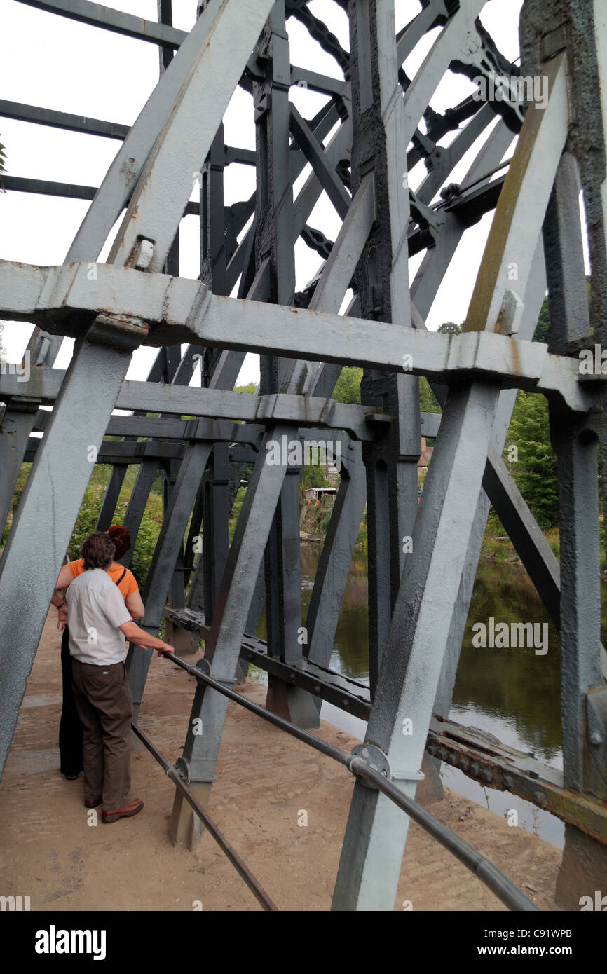 Einige der unterstützenden Schmiedearbeiten an der historischen Eisenbrücke in Ironbridge Gorge, Shropshire, UK. Stockfoto