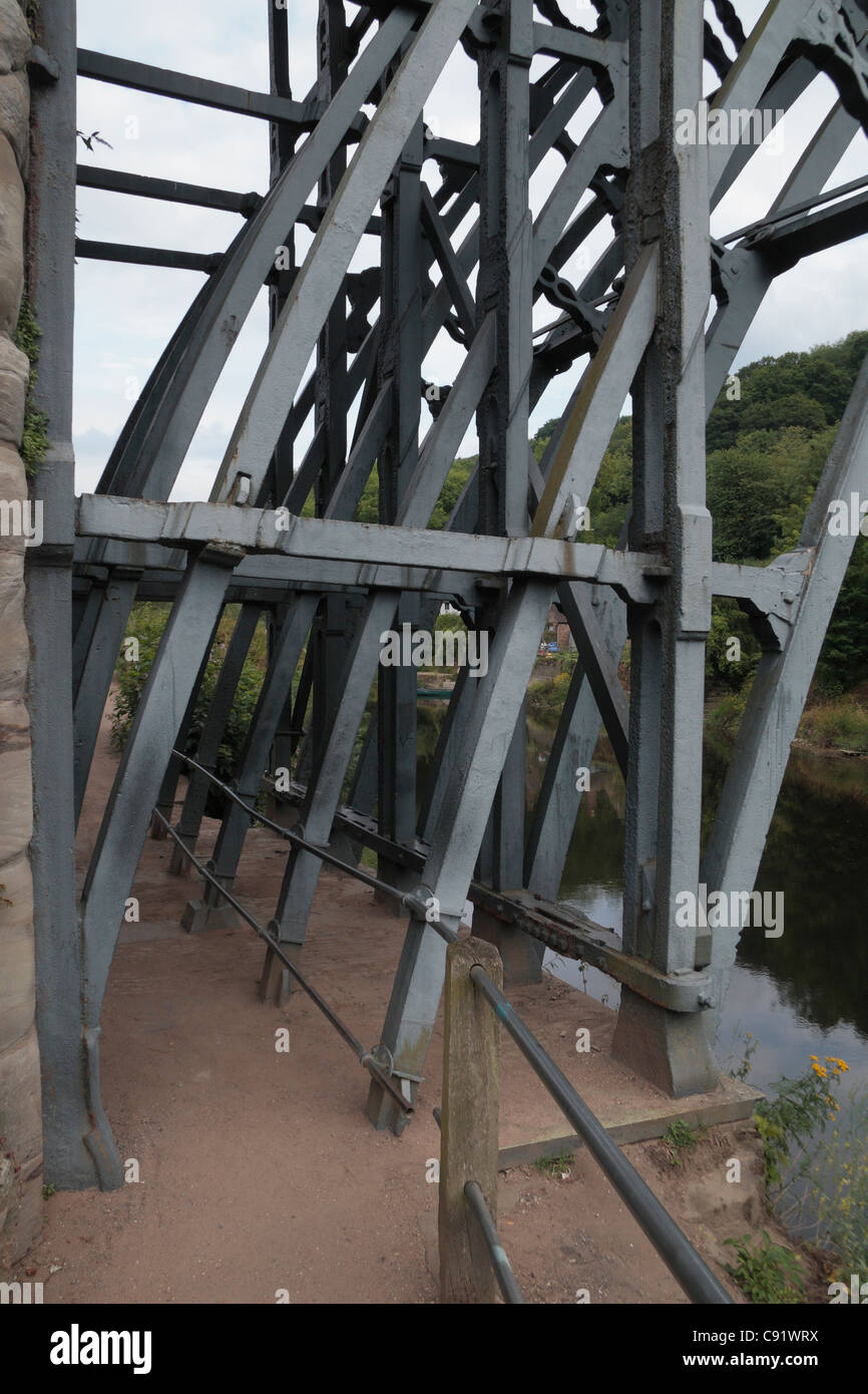 Einige der unterstützenden Schmiedearbeiten an der historischen Eisenbrücke in Ironbridge Gorge, Shropshire, UK. Stockfoto