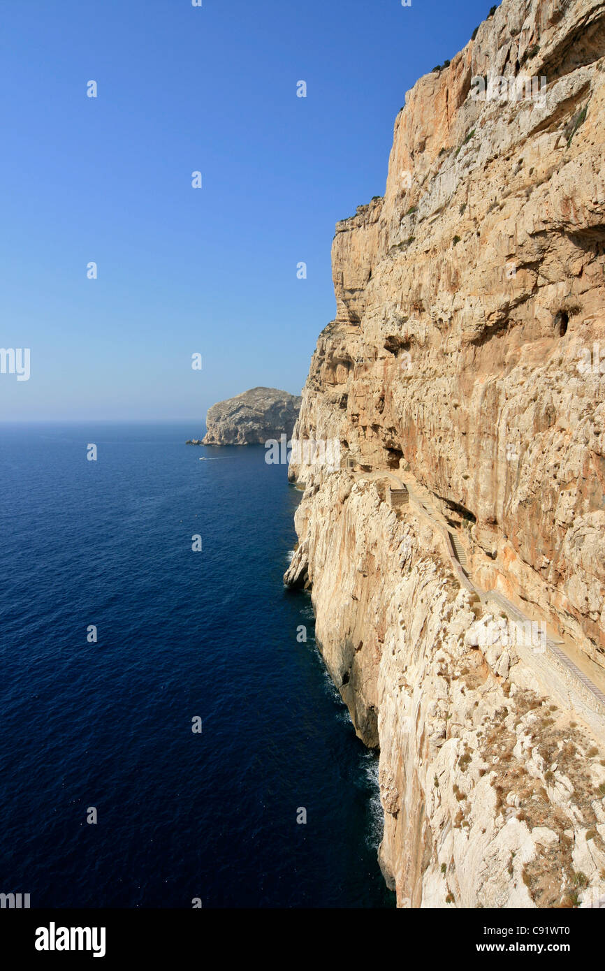 Escala del Cabriol hinunter zum Eingang Neptuns Grotte oder Grotta di Nettuno auf dem Vorgebirge von Capo Caccia. Meer Stockfoto