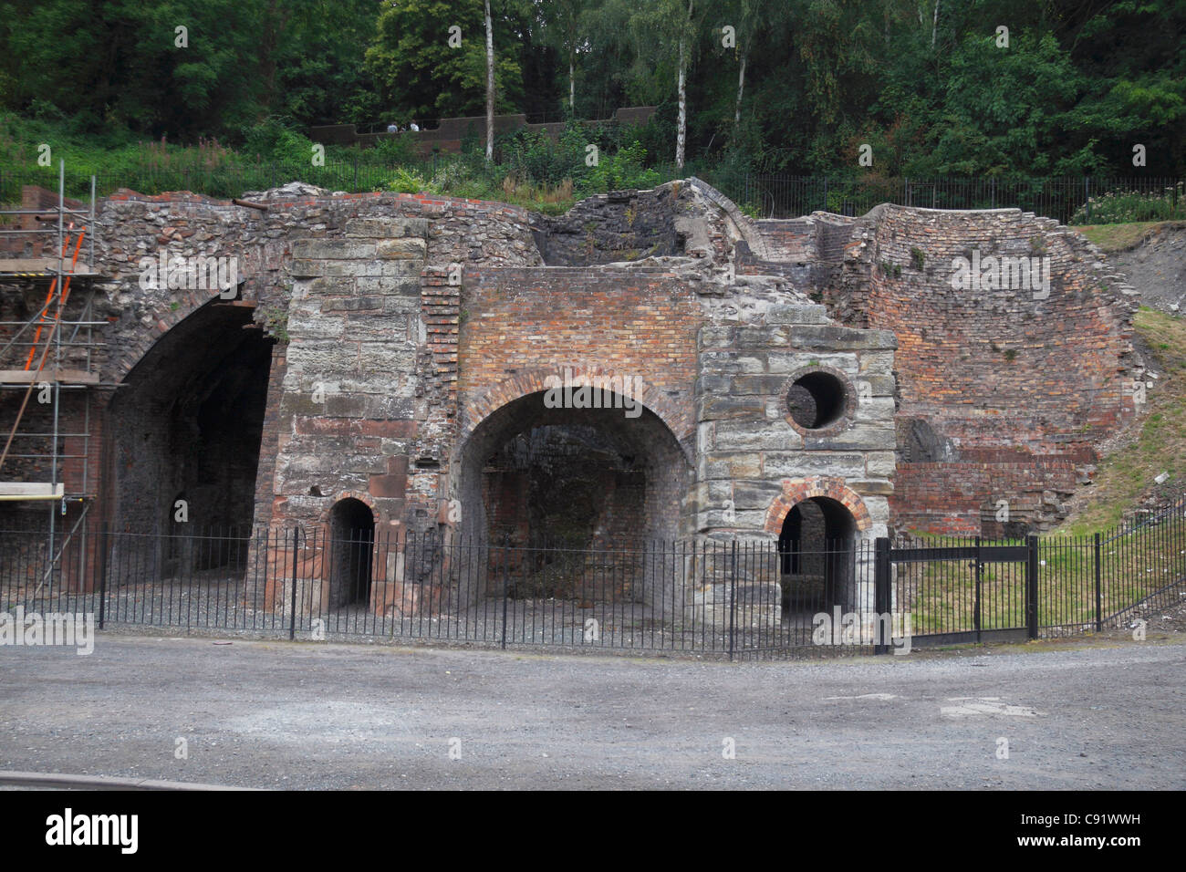 Die Ruinen der Bedlum eisernen Öfen in Ironbridge Gorge, Shropshire, UK. Stockfoto