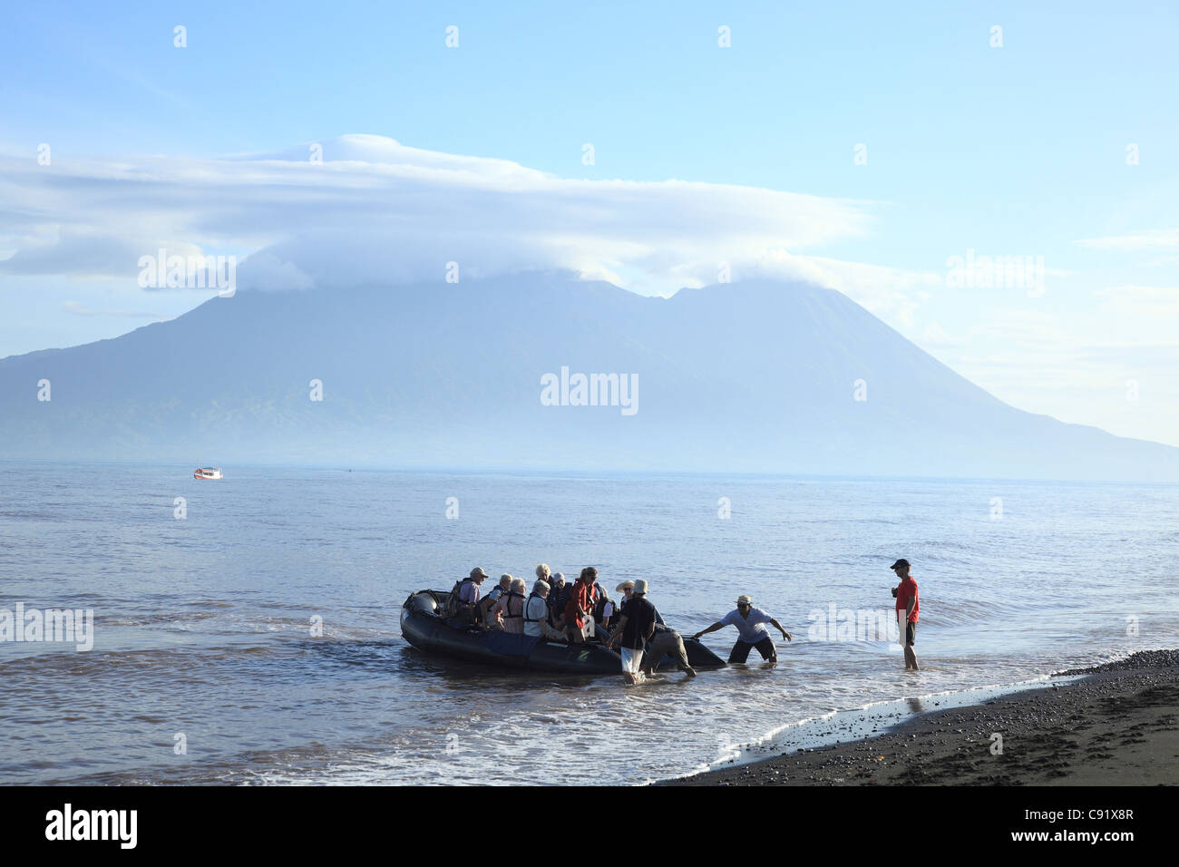 Nachbarinsel Sumbawa ist Bestandteil der West Nusa Tenggara-Archipel von Inseln und Touristen sind oft auf Bootsfahrten rund um die Stockfoto