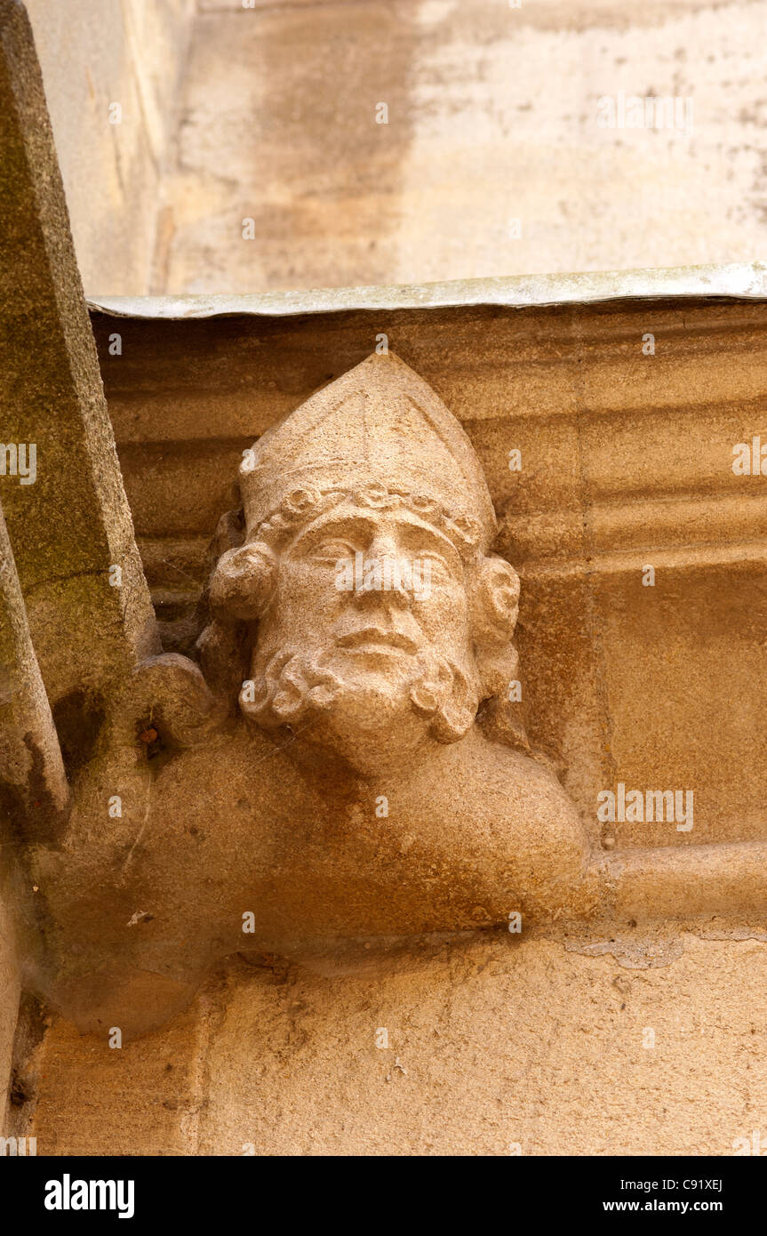 Merton College in Oxford ist berühmt für seine interessante Architektur mit komplizierten Steinmetzarbeiten der mythischen hat viele Gesichter Stockfoto