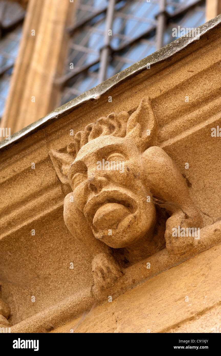 Merton College in Oxford ist berühmt für seine interessante Architektur mit komplizierten Steinmetzarbeiten der mythischen hat viele Gesichter Stockfoto