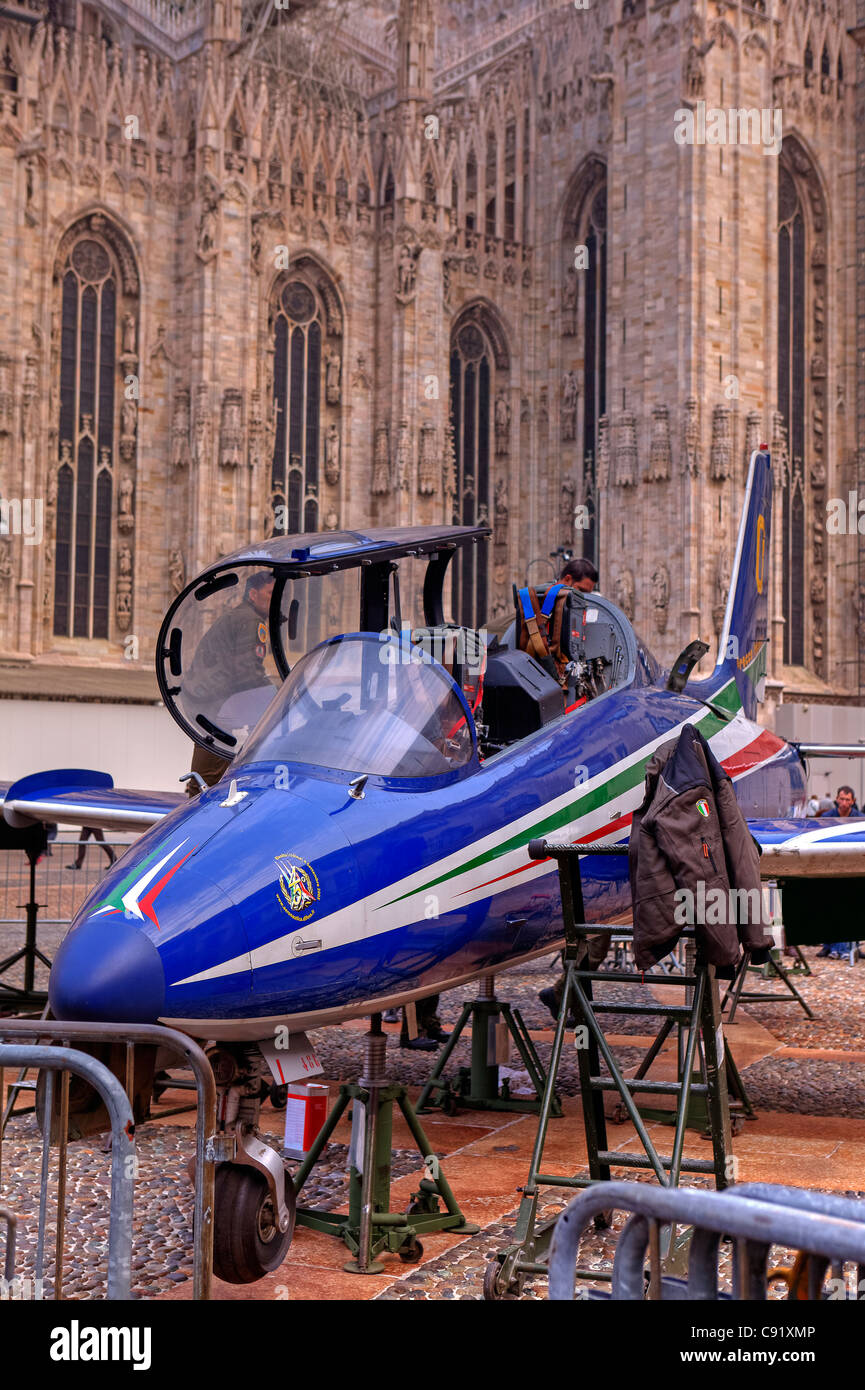 Schlachtflugzeuge Aermacchi Italien vor dem Mailänder Dom. Stockfoto