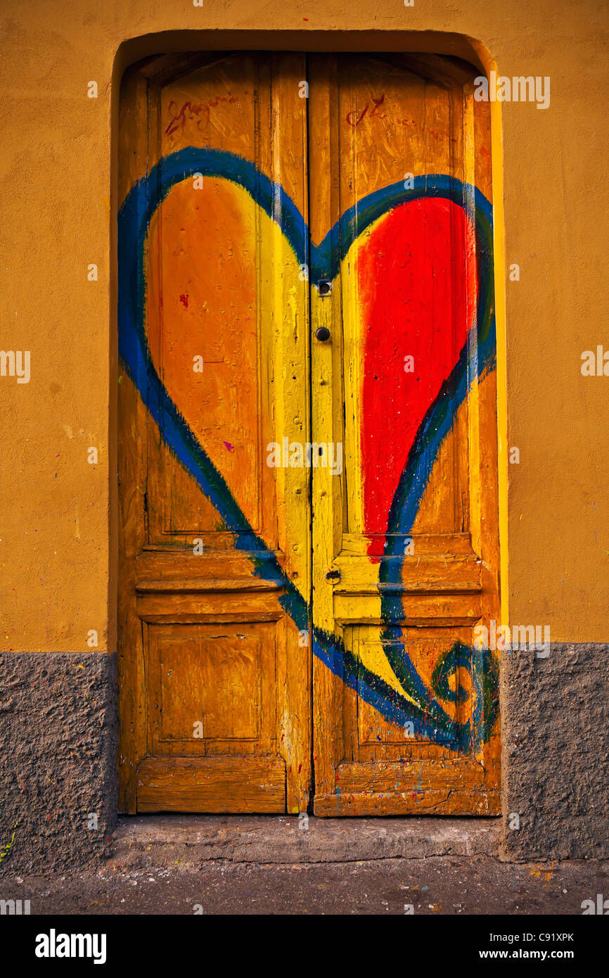 Holztür mit einem Herzen gemalt Stockfoto