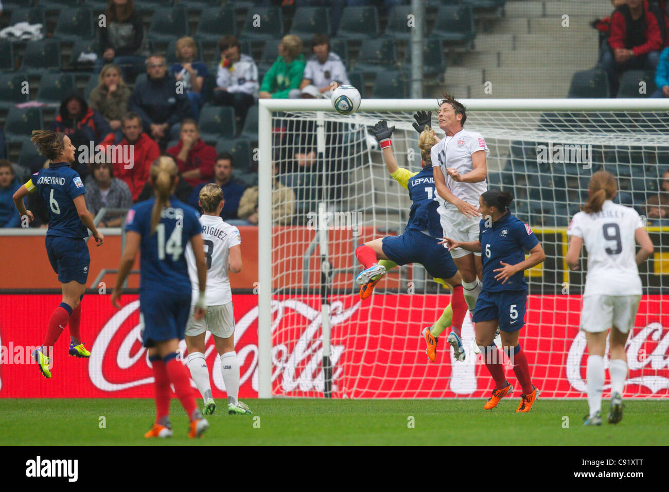 Abby Wambach der USA springt für eine Kopfzeile in den Torraum während einer FIFA Frauen WM-Halbfinale gegen Frankreich. Stockfoto