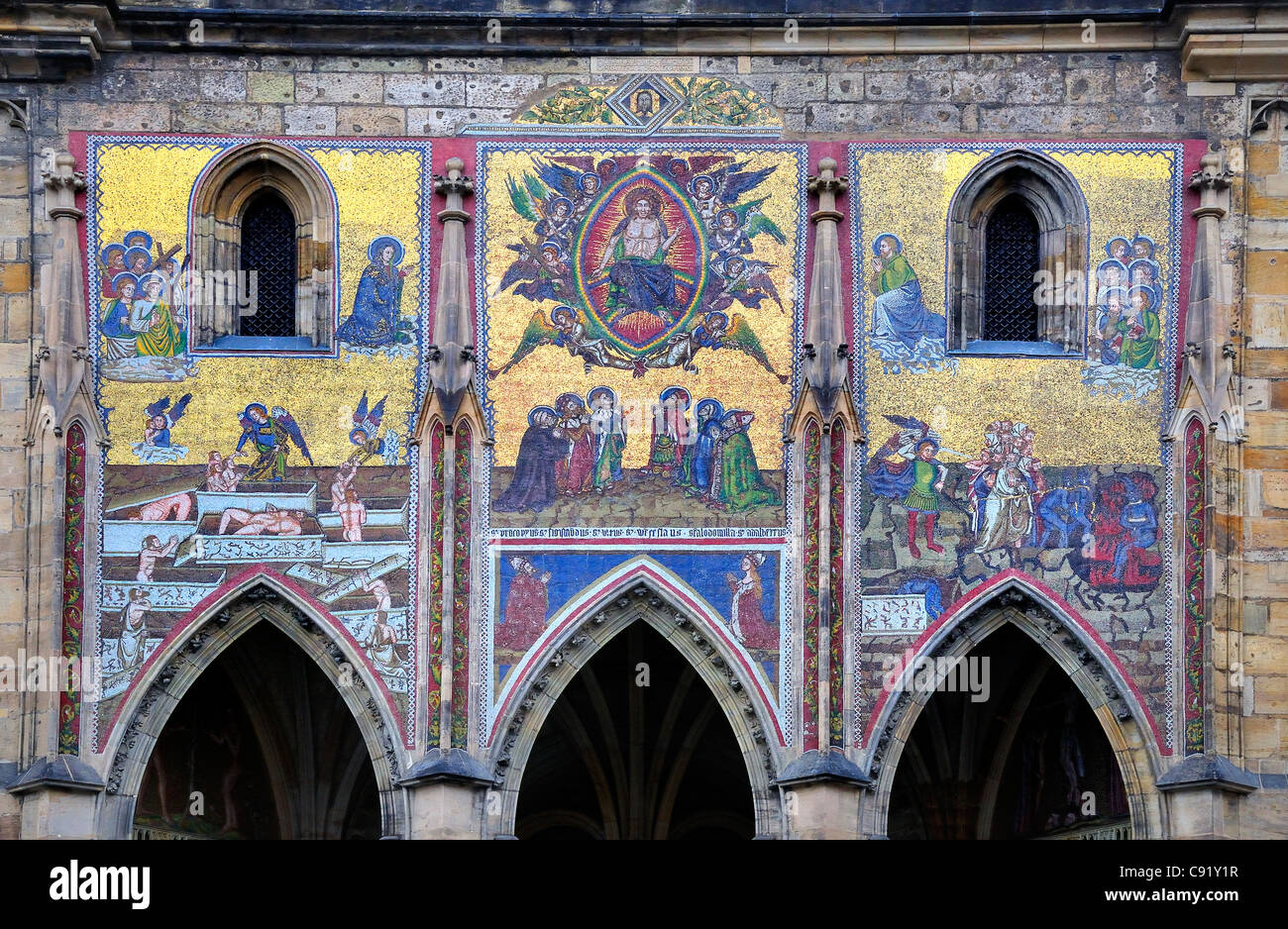Prag, Tschechische Republik. St. Vitus Kathedrale / Katedrala Svateho Vita. Goldenen Portal mit Mosaik des jüngsten Gerichts (14thC) Stockfoto