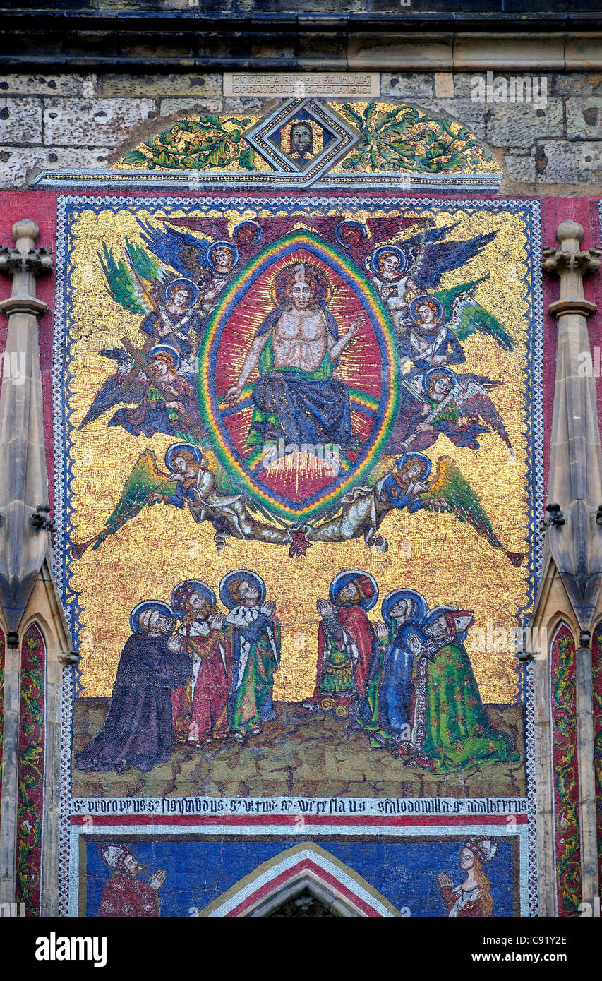 Prag, Tschechische Republik. St.-Veits Kathedrale. Goldenen Portal mit Mosaik des jüngsten Gerichts (14thC) Stockfoto
