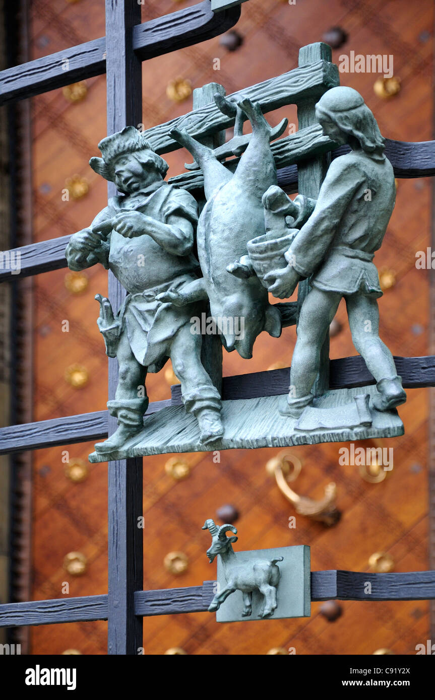 Prag, Tschechische Republik. St.-Veits Kathedrale. Detail der Szenen des Landlebens auf Kathedrale Tore. Ein Schwein Schlachten Stockfoto