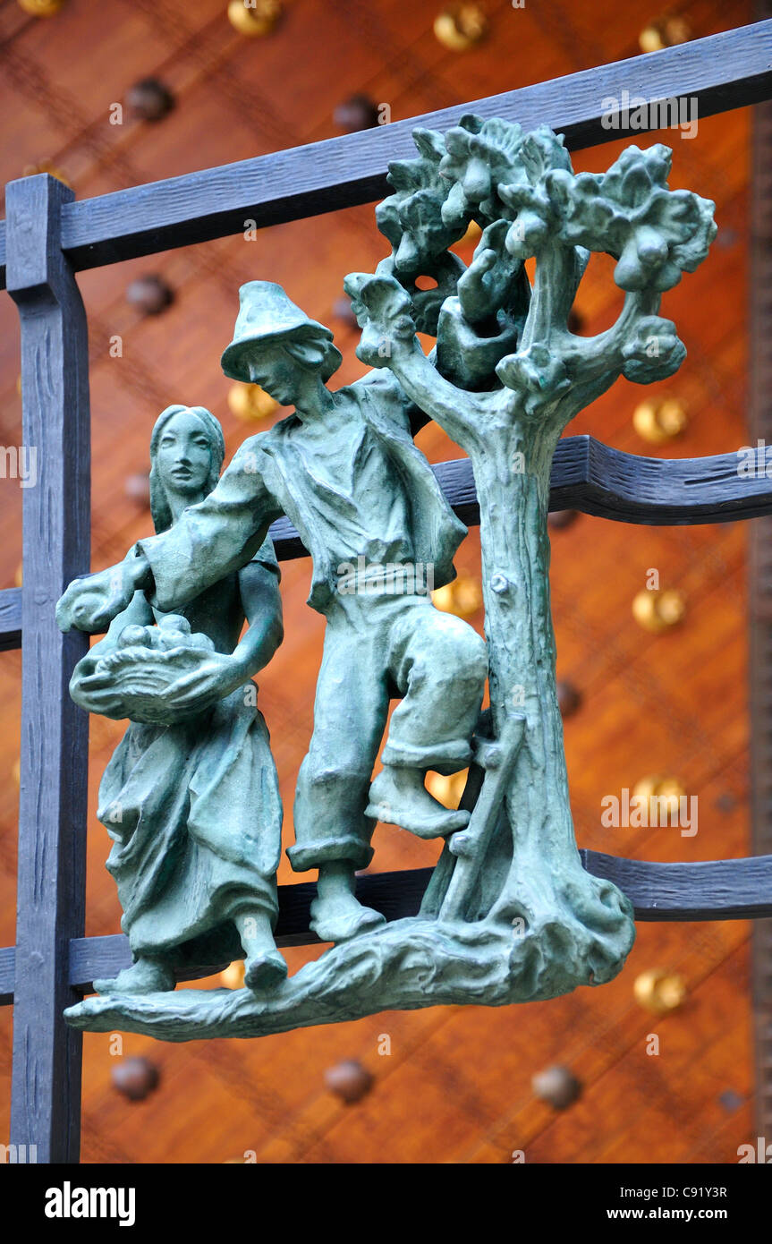 Prag, Tschechische Republik. St.-Veits Kathedrale. Detail der Szenen des Landlebens auf Kathedrale Tore. Obst pflücken Stockfoto
