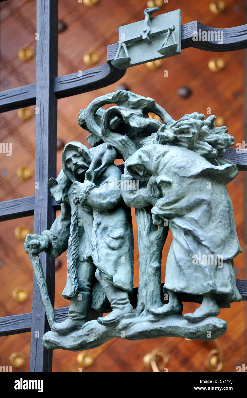 Prag, Tschechische Republik. St.-Veits Kathedrale. Detail der Szenen des Landlebens auf Kathedrale Tore. Altes Ehepaar im winter Stockfoto