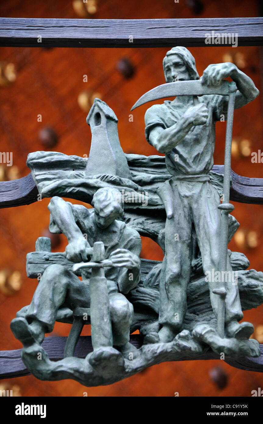 Prag, Tschechische Republik. St.-Veits Kathedrale. Detail der Szenen des Landlebens auf Kathedrale Tore. Schmiede Stockfoto