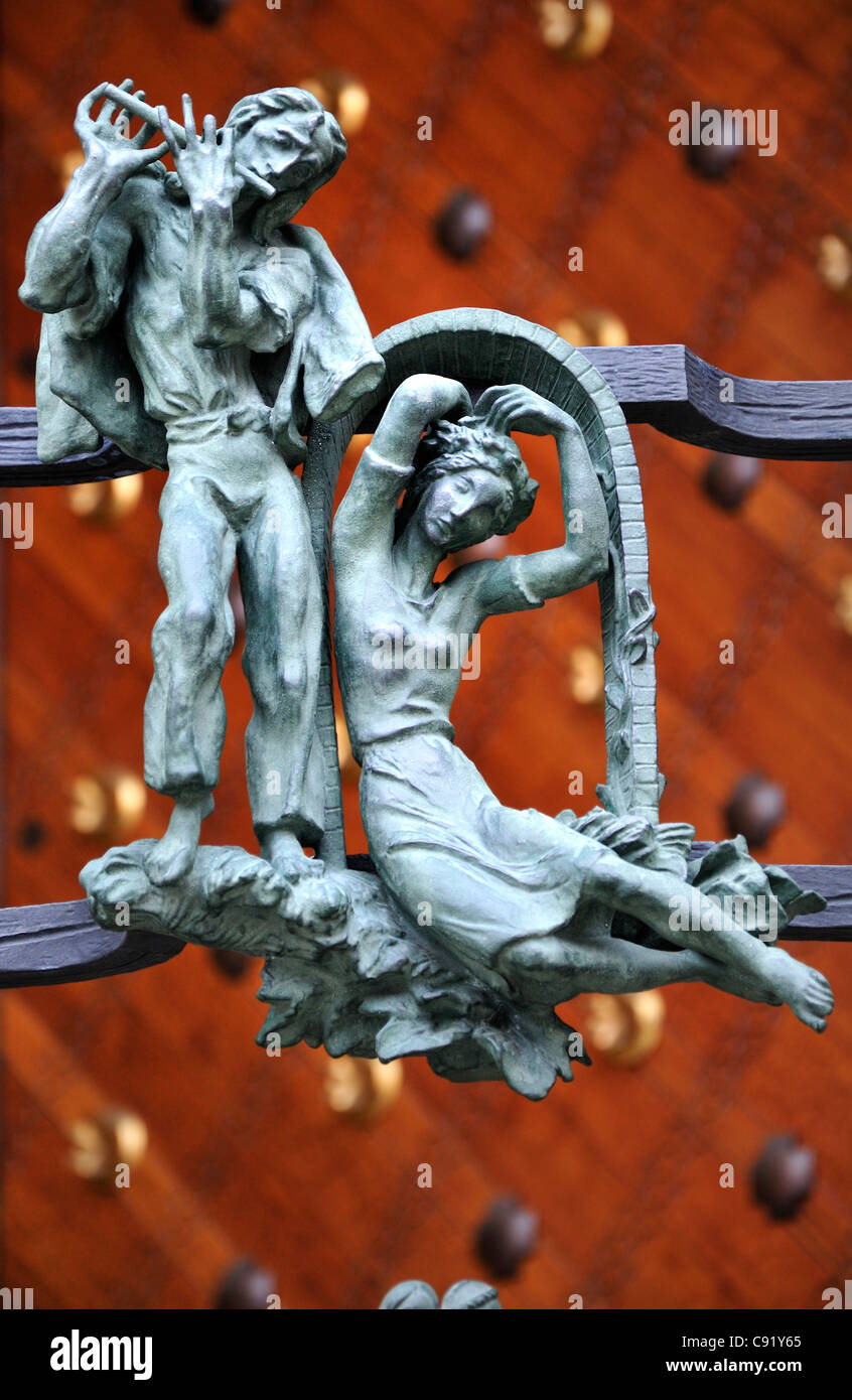Prag, Tschechische Republik. St.-Veits Kathedrale. Detail der Szenen des Landlebens auf Kathedrale Tore. Junges Paar Stockfoto