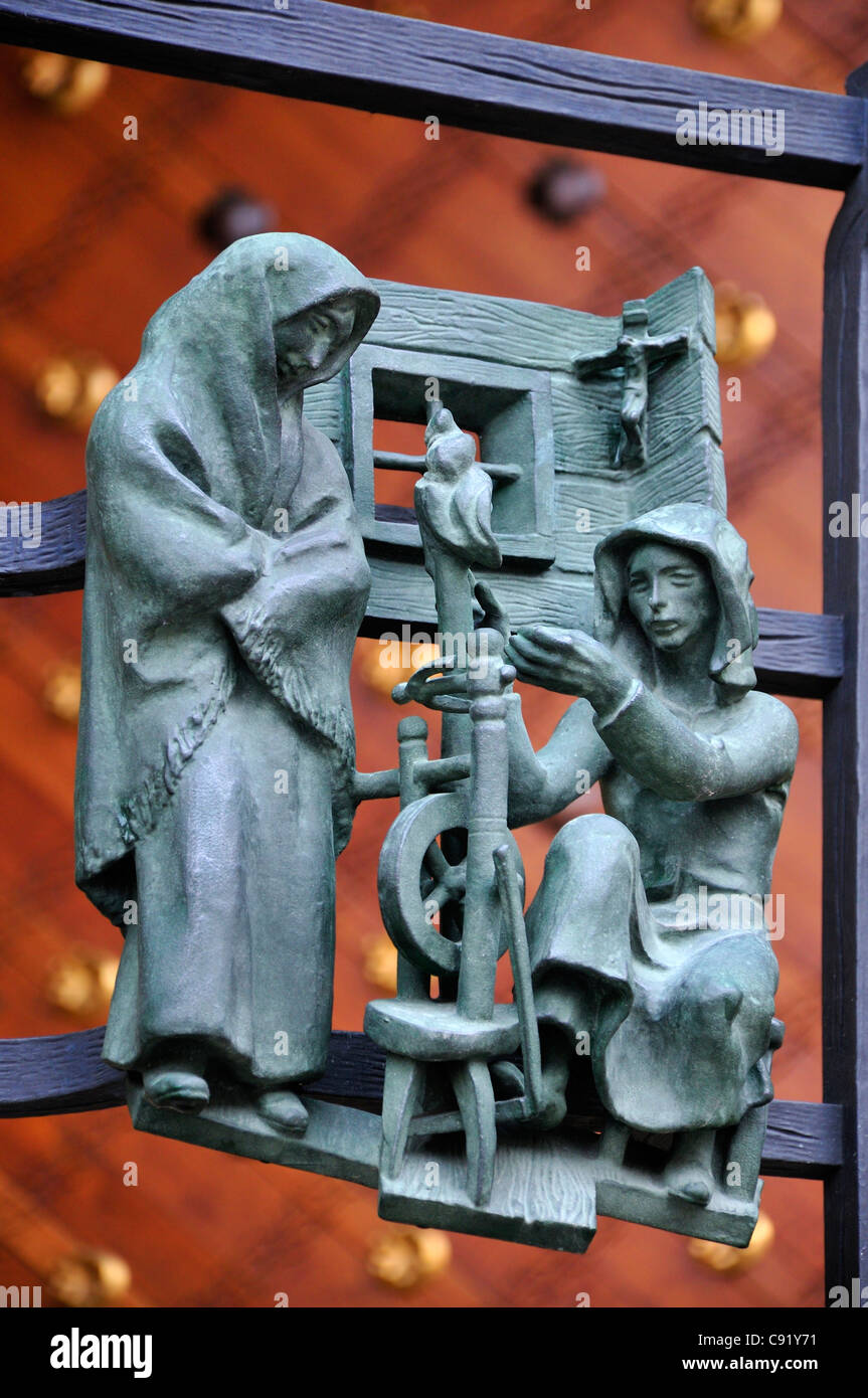 Prag, Tschechische Republik. St.-Veits Kathedrale. Detail der Szenen des Landlebens auf Kathedrale Tore. Weberei Stockfoto