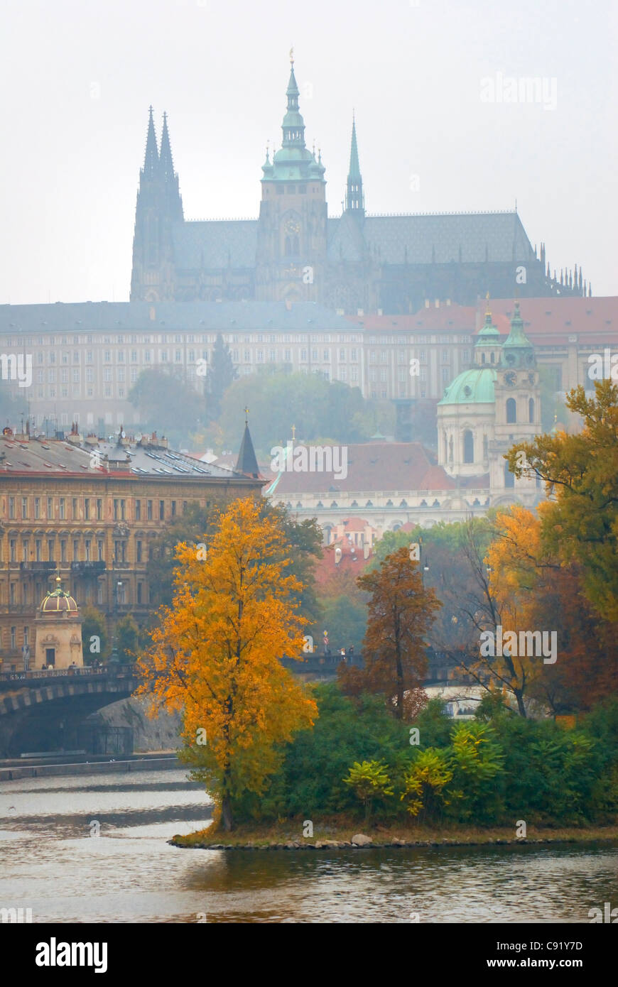 Prag, Tschechische Republik. Moldau und die Prager Burg im Herbst. Stockfoto