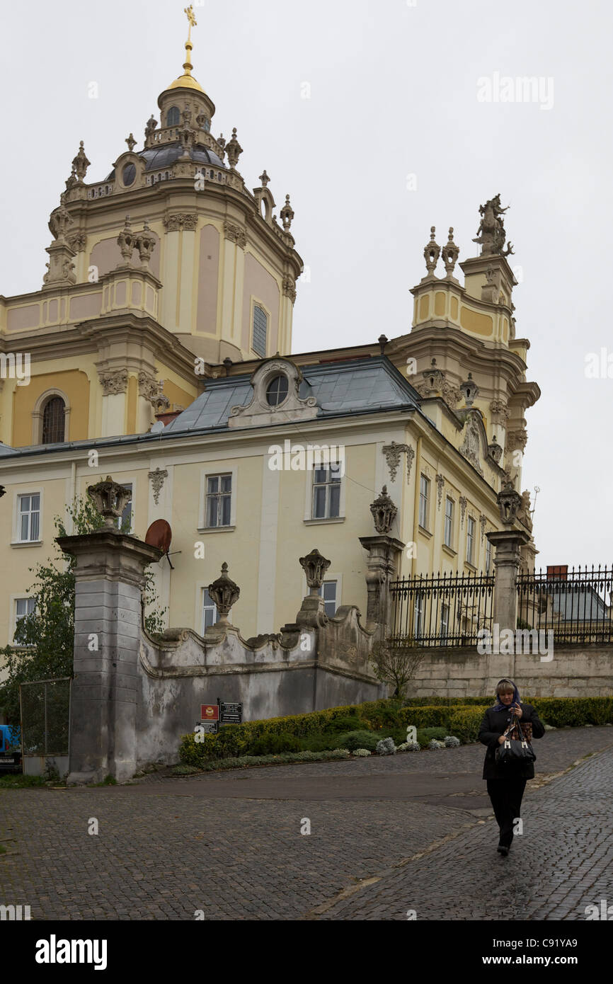 Person zu Fuß vom St George Cathedral, Lviv Ukraine Stockfoto