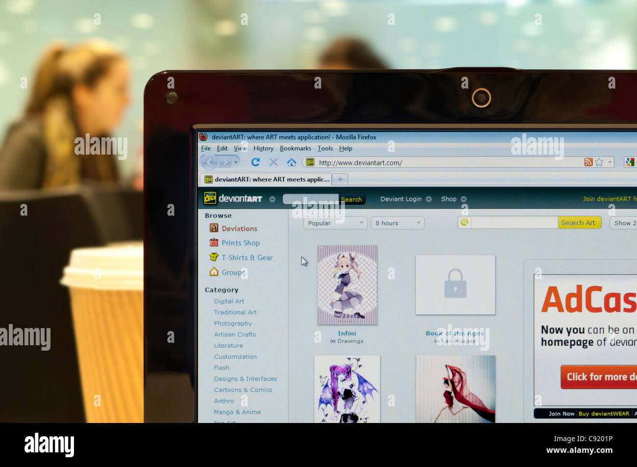 Deviant Art Website erschossen in einem Coffee-Shop-Umfeld (nur zur redaktionellen Verwendung: print, TV, e-Book und redaktionelle Webseite). Stockfoto