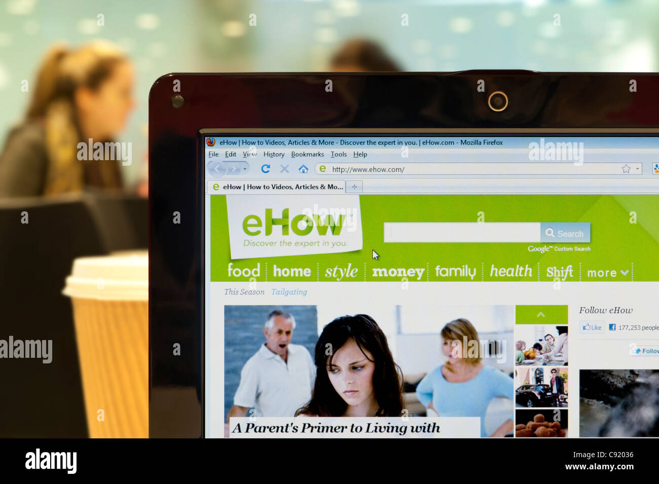 Die eHow Website erschossen in einem Coffee-Shop-Umfeld (nur zur redaktionellen Verwendung: print, TV, e-Book und redaktionelle Webseite). Stockfoto