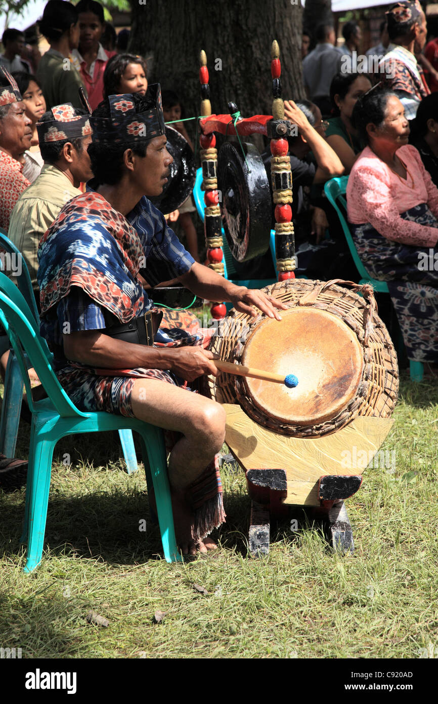 Auf Inseln wie Ost Sumba gibt es oft kulturelle Displays und Veranstaltungen an denen Bands Volksmusik lokal spielen auf Stockfoto