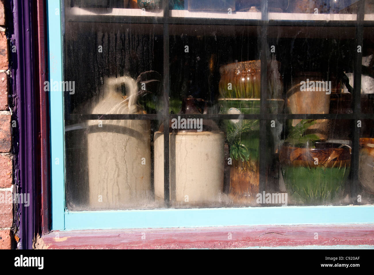 Crock Töpfe und Krüge im Fenster des Antiquitätengeschäft Indiana USA Stockfoto