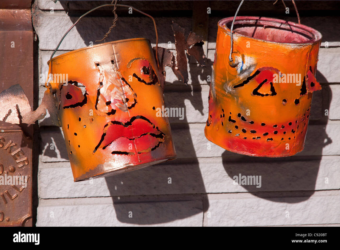 Halloween-Kunstwerk, Dosen "Kürbis" hergestellt aus Metall Farbe USA Stockfoto