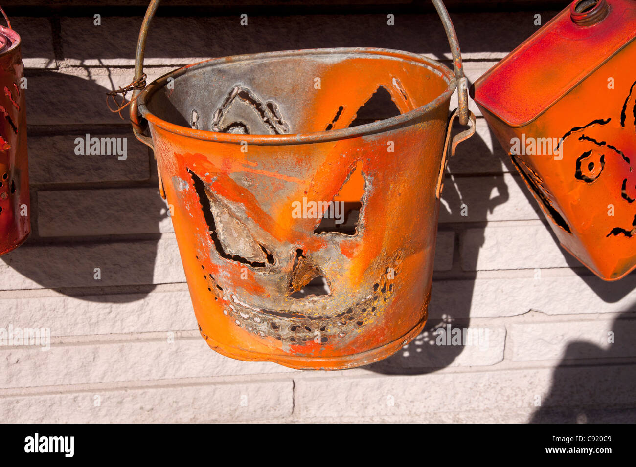 Halloween-Kunstwerk, gemacht aus Metall Eimer und kann USA "Kürbis" Stockfoto