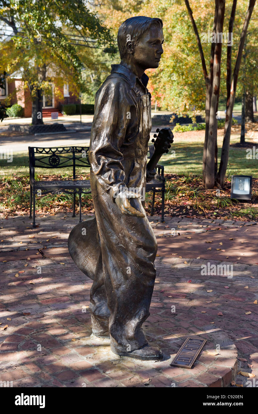 Statue des jungen Elvis Presley Elvis Presley Geburtshaus, Tupelo, Mississippi, Vereinigte Staaten Stockfoto