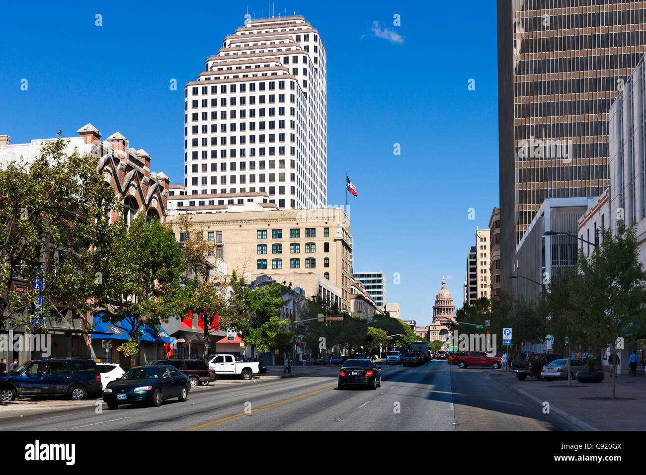 Zeigen Sie nach unten Congress Avenue Towasrds das State Capitol Building in der historischen Innenstadt von Austin, Texas, USA an Stockfoto