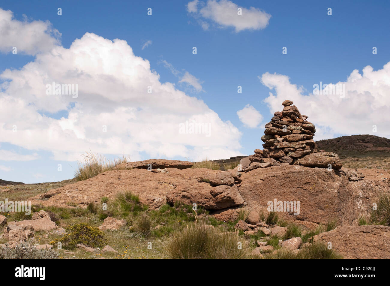 In ländlichen Lesotho mainy Cairns sind am Horizont sichtbar und sind häufig in der Nähe ein Kral. Es wird vermutet, dass sie Stockfoto
