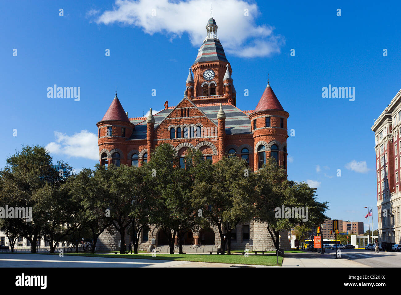Old Red Museum (ehemals Old Red Courthouse) auf der Houston Street gesehen von John F Kennedy Memorial Plaza, Dallas, Texas, USA Stockfoto