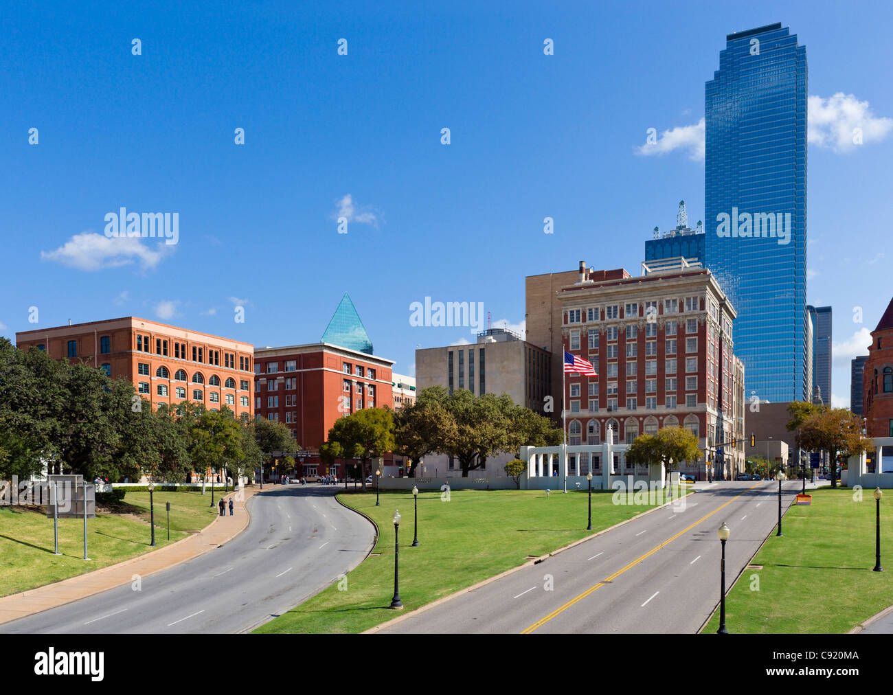 Website der Kennedy-Ermordung Blickrichtung Dealey Plaza mit alten Texas Schulbuch Depository nach links, Dallas, Texas, USA Stockfoto