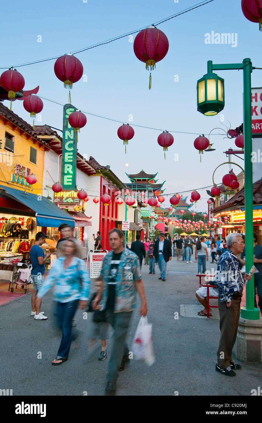 Großer Andrang am Abend beim Los Angeles Chinatown während Sommernächte Veranstaltung. Stockfoto