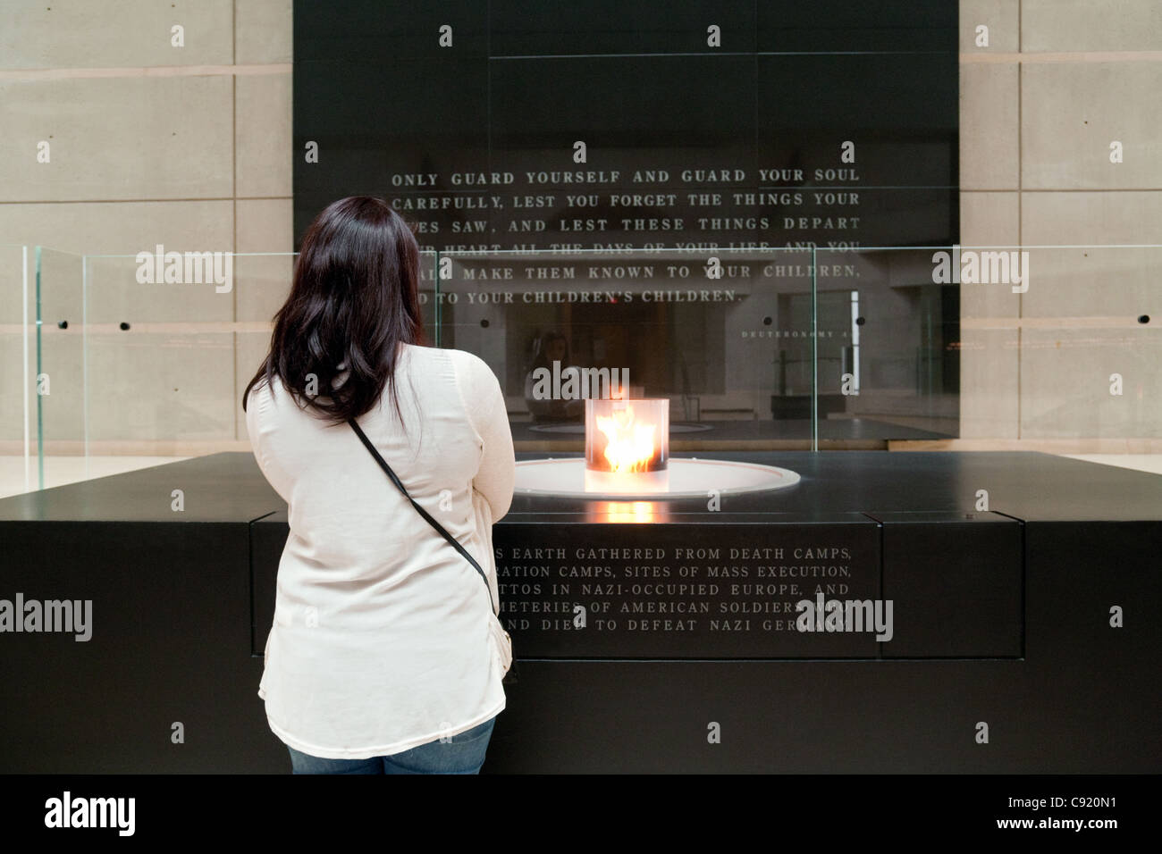 Eine junge Frau in der "Halle der Erinnerung", The National Holocaust Museum, Washington DC USA Stockfoto