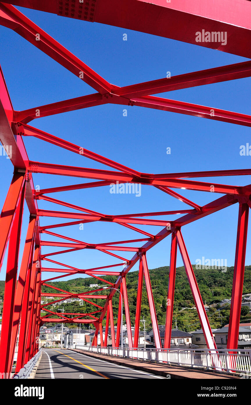 Manzeki-Brücke ist eine Straße und Fuß Brücke in Tsushima, bekannt für seine unverwechselbaren roten Bogen. Stockfoto