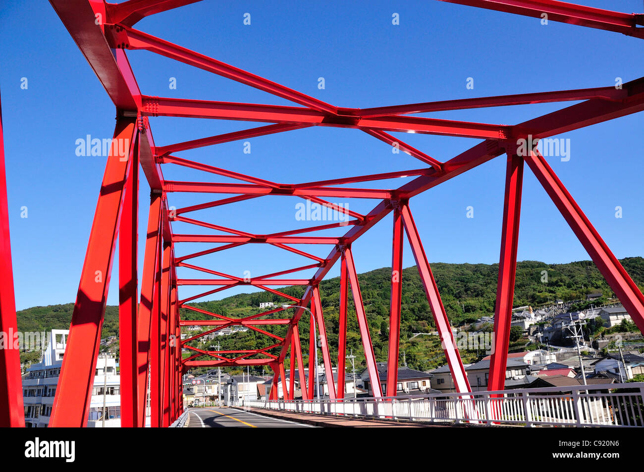 Manzeki-Brücke ist eine Straße und Fuß Brücke in Tsushima, bekannt für seine unverwechselbaren roten Bogen. Stockfoto