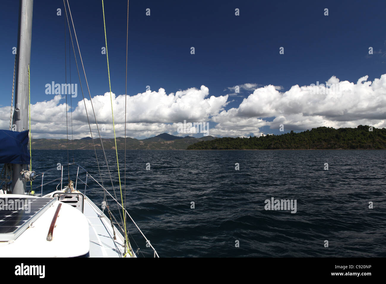 Blick von einer Segelyacht zwischen Nosy Be und Mamoko Island, nordwestlichen Madagaskar, Afrika. Stockfoto