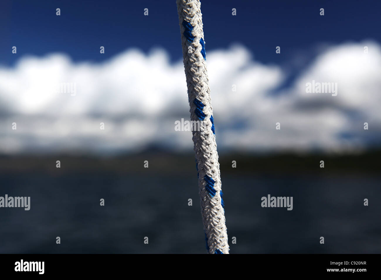 Detail einer Segelyacht Seil (Fall) zwischen Nosy Be und Mamoko Insel, nordwestlichen Madagaskar, Afrika. Stockfoto