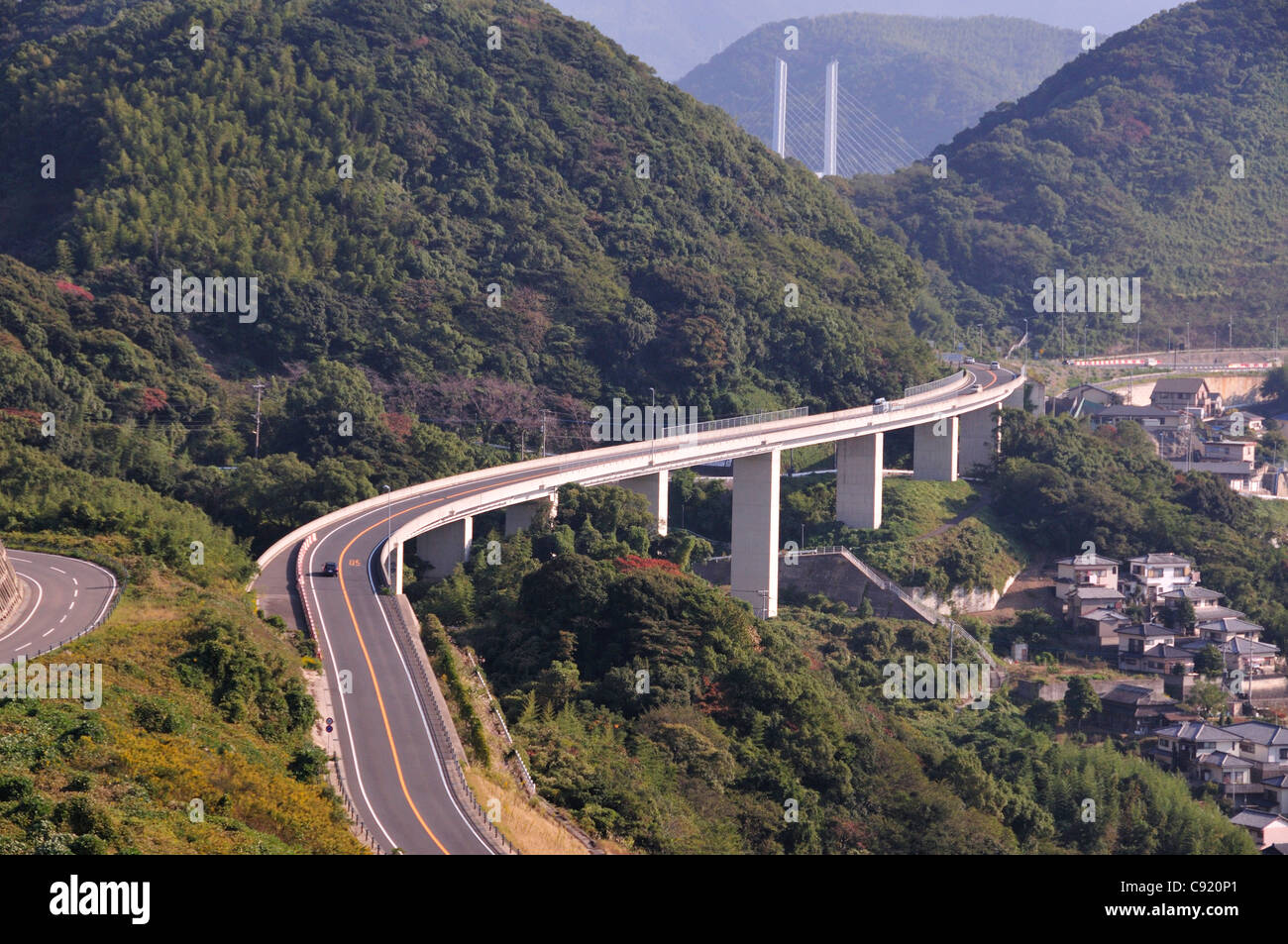 Es gibt erhöhten Straßen und Brücken über die Landschaft der Insel Kyushu. Stockfoto