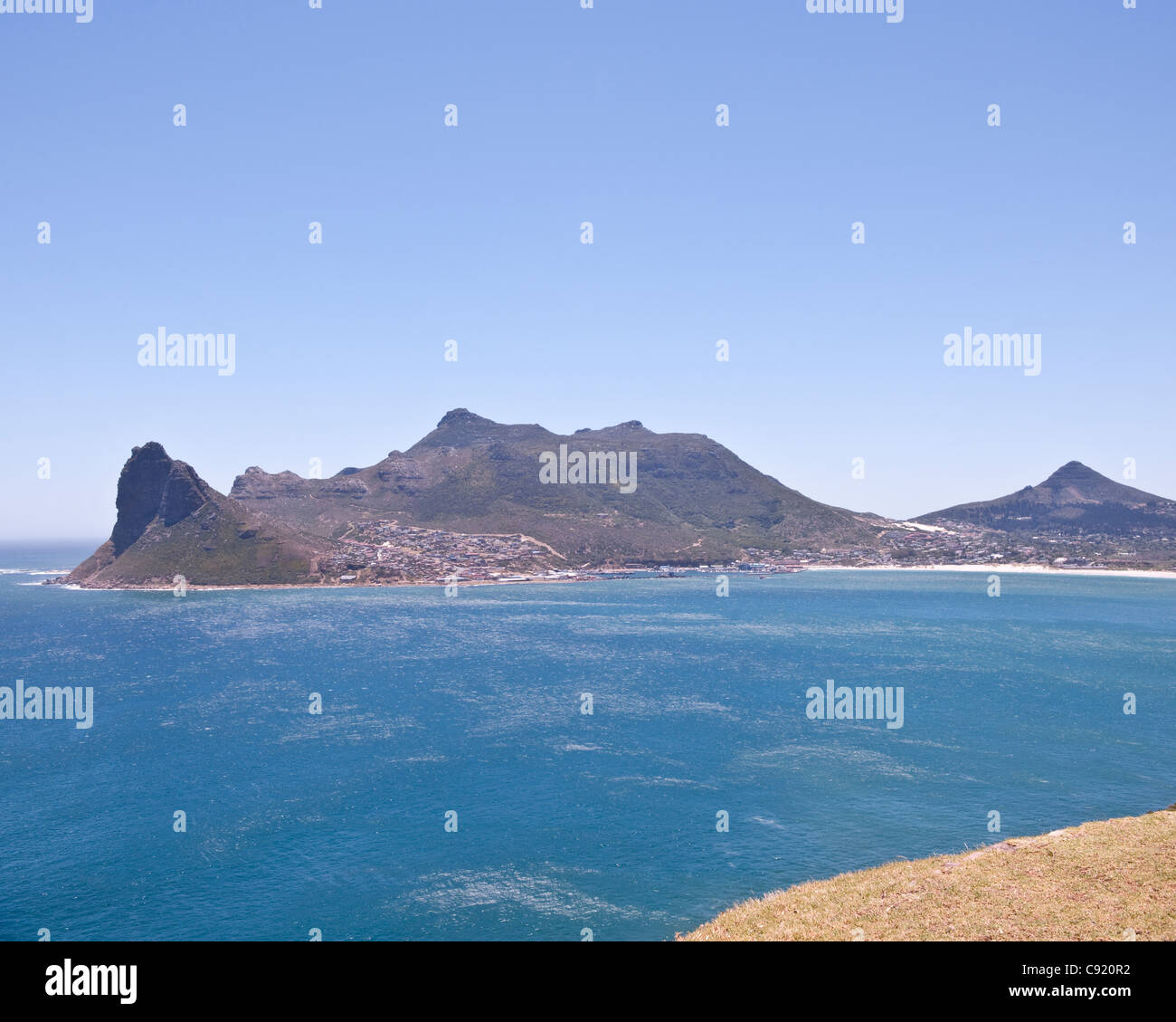 Der Sentinel ist eine Bergspitze, die bewacht den Eingang zum Hout Bay Harbor in der Nähe von Kapstadt in Südafrika. Stockfoto