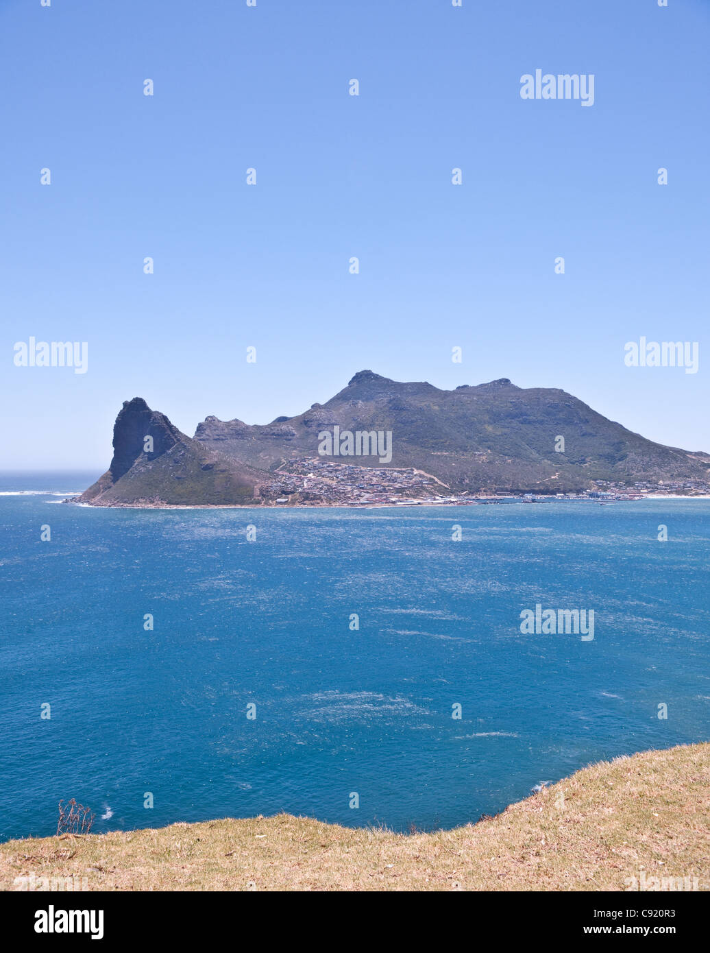 Der Sentinel ist eine Spitze, die bewacht den Eingang zum Hout Bay Harbor in der Nähe von Kapstadt in Südafrika. Stockfoto